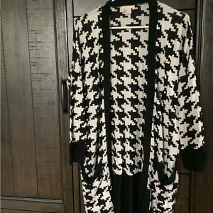 Oversized H&M black and white size small sweater/cardigan